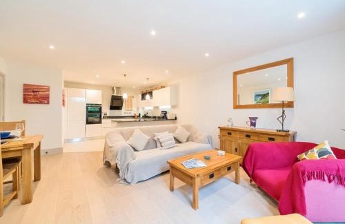 Weybridge Apartment | Stylish apartment with parking Pass the Keys