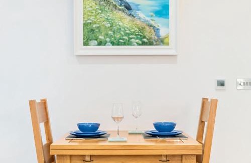 Weybridge Apartment | Stylish apartment with parking Pass the Keys