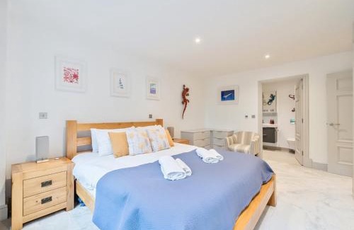 Weybridge Apartment | Stylish apartment with parking Pass the Keys