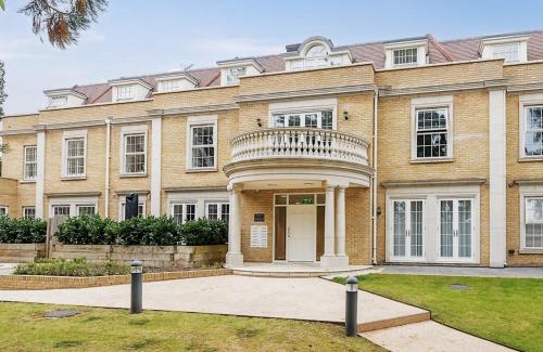 Weybridge Apartment | Stylish apartment with parking Pass the Keys