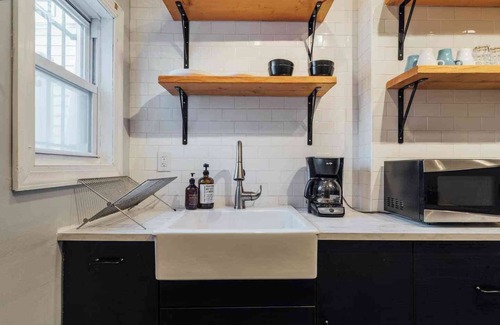 Jersey City Apartment | Stylish Apt 40 mins from NYC - TV/Laundry/Parking