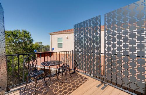 Hughes Park Lake Apartment | Stylish Apt Near Lake Travis with Entertainment