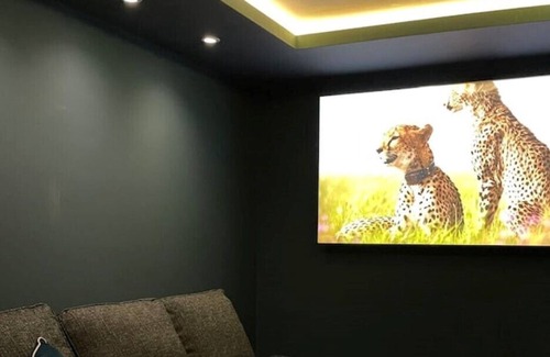 Tarrant Gunville House | Stylish Barn Conversion with firepit & TV room