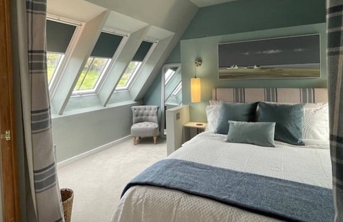 Tarrant Gunville House | Stylish Barn Conversion with firepit & TV room
