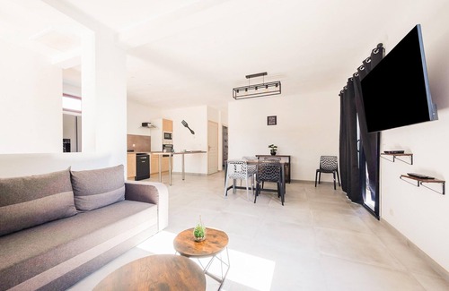 Vierville-sur-Mer House | Stylish Beachside Retreat
