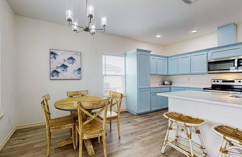 Aransas Pass House | Stylish beach house with a deck, full kitchen, washer/dryer, & central AC