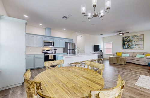 Aransas Pass House | Stylish beach house with a deck, full kitchen, washer/dryer, & central AC
