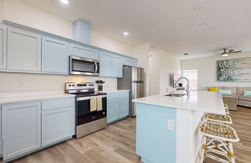Aransas Pass House | Stylish beach house with a deck, full kitchen, washer/dryer, & central AC