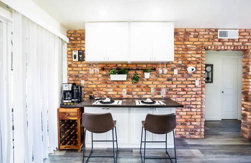 Central Naples House | Stylish Brick Enclave-5 minutes from the Beach