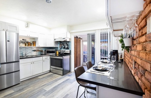Central Naples House | Stylish Brick Enclave-5 minutes from the Beach