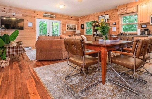 Burks Fork Apartment | Stylish Cabin near wineries & parkway