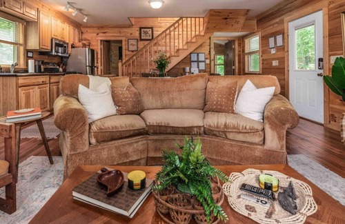 Burks Fork Apartment | Stylish Cabin near wineries & parkway