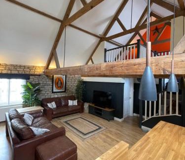 Stamford House | Stylish central 6 bedroom converted Granary