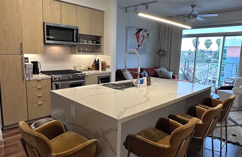 Carthay Circle Apartment | Stylish & Chic Next to LACMA