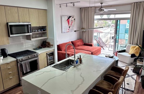 Carthay Circle Apartment | Stylish & Chic Next to LACMA