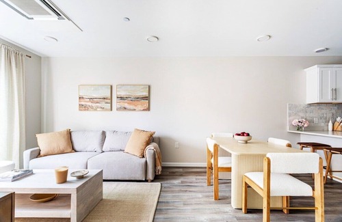 Mill River Apartment | Stylish City Living|Wooster Square|Downtown Views