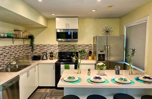 Mission House | Stylish, clean and adorable 2 bedroom suite!