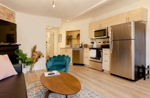 Cardozo Condo | Stylish Condo w/Patio in Historic U St Rowhouse
