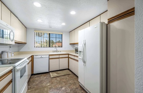 Palm Springs Condo | Stylish Condo with Panoramic View & Community Pool