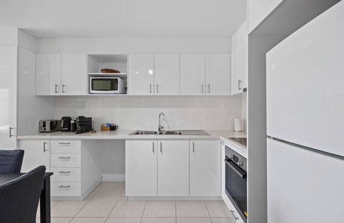 Rockingham Apartment | Stylish Corporate Stay with Wi-Fi & Parking