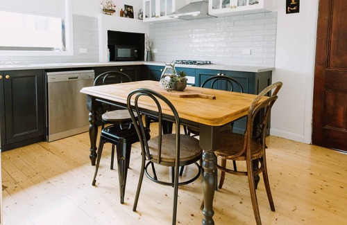 Portland House | Stylish, Cosy 3 bedroom house. Close to beach/shops