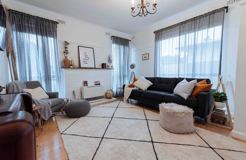Portland House | Stylish, Cosy 3 bedroom house. Close to beach/shops