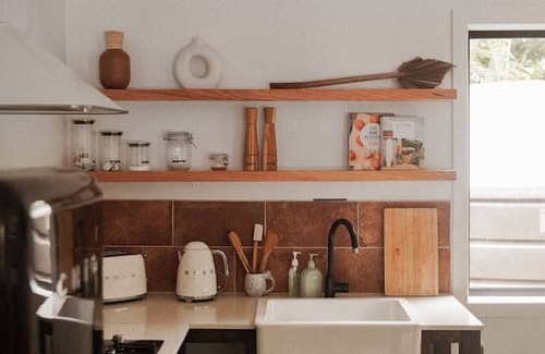 Palmwoods Cottage | Stylish Cottage + Outdoor Bath near Montville
