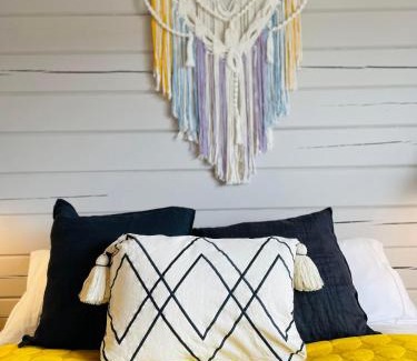Borgarnes Apartment | Stylish cottage with hot tub