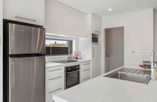 Bishopdale House | Stylish & Cozy Townhouse in CHCH