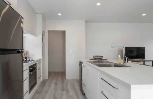 Bishopdale House | Stylish & Cozy Townhouse in CHCH