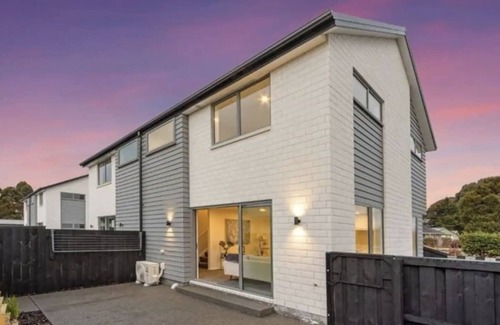 Bishopdale House | Stylish & Cozy Townhouse in CHCH