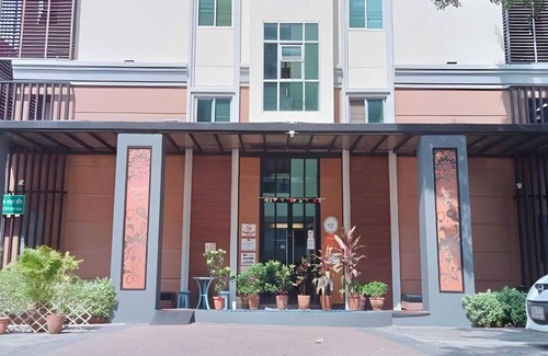 Ladprao House | Stylish Deluxe DBL | Peaceful Bangkok Escape