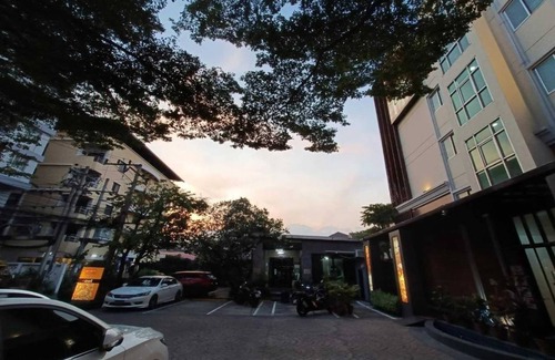 Ladprao House | Stylish Deluxe DBL | Peaceful Bangkok Escape