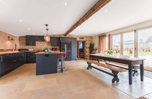 Faringdon Cottage | Stylish, dog friendly holiday home with a hot tub in the heart of the Cotswolds - The Stables