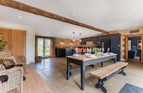Faringdon Cottage | Stylish, dog friendly holiday home with a hot tub in the heart of the Cotswolds - The Stables