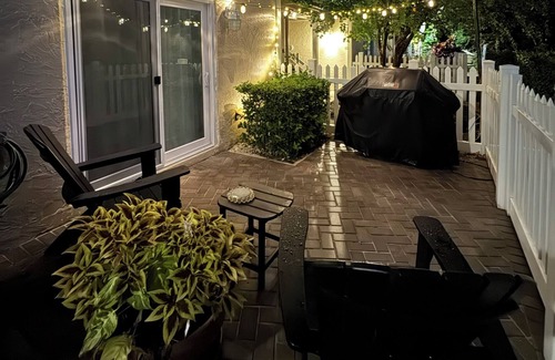 East Central Park Condo | Stylish Downtown Escape 2BR with King Suite Patio Walkable Fast Wi-Fi