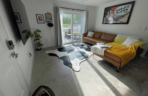 East Central Park Condo | Stylish Downtown Escape 2BR with King Suite Patio Walkable Fast Wi-Fi