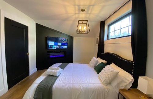 Kingsville House | Stylish Downtown Kingsville Getaway with Putting Green, Firepit & Games