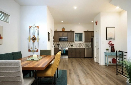 Tobin Hill House | Stylish Downtown Retreat, Walk to River Walk & Alamo, Pet-Friendly