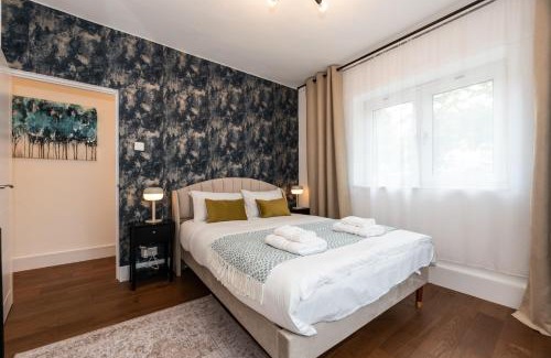 Charlton Apartment | Stylish & Elegant 2-BR Flat In Greenwich London