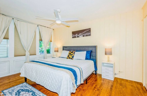 Elmhurst House | Stylish Elmhurst Ranch Home Pet-friendly Oasis