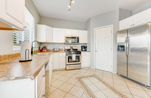 Avondale House | Stylish escape with private pool backyard oasis & high-speed WiFi