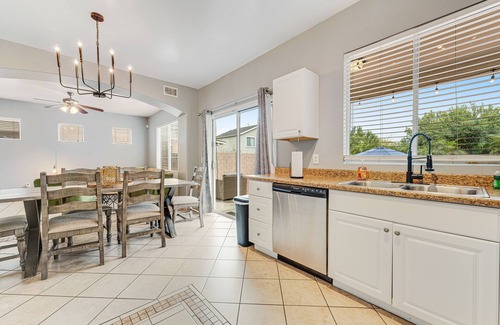 Avondale House | Stylish escape with private pool backyard oasis & high-speed WiFi