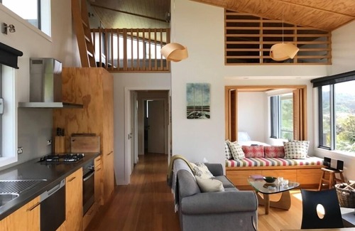 Parapara House | Stylish estuary-front bach