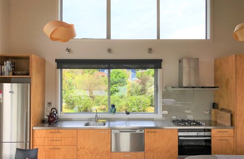 Parapara House | Stylish estuary-front bach