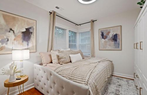 Evanston House | Stylish Evanston Retreat Near NU & Lakefront