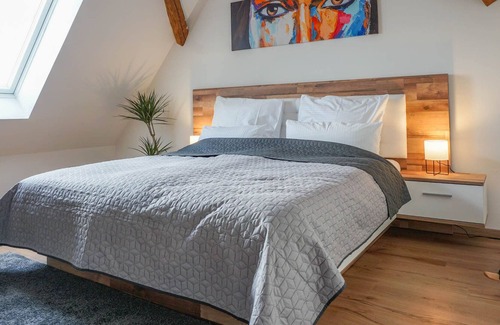 Mering Apartment | Stylish & family friendly maisonette flat | 20 min from Munich