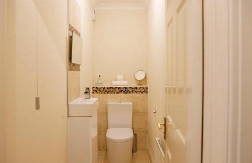 Penylan House | Stylish family home in desirable Penylan + Parking