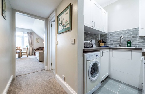 Brondesbury Park Apartment | Stylish Flat 12 minutes (tube)to Oxford Street ,Central London,sleeps 6,parking.