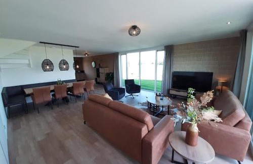 Leons House | Stylish Frisian Villa with Garden